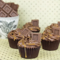 Dulce de Leche Chocolate Cupcakes - Recipe photo by alma_objetivocupcake