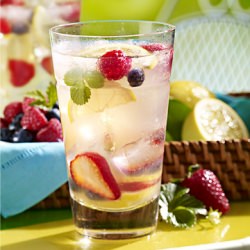 Strawberry Lemonade Spritzer - Recipe photo by Photoappetite