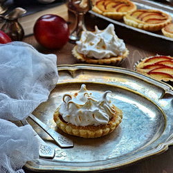Tartelettes with Plums and Meringue - Recipe photo by Bucataria familiei mele