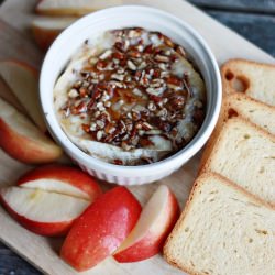 Caramel Pecan Brie - Recipe photo by noyomoco