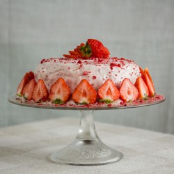 Airy Strawberries And Cream Frosting - Recipe photo by elviira