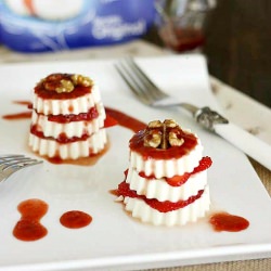 Fresh Cheese with Strawberry Sauce - Recipe photo by BeatriZ