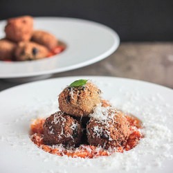 Eggplant Meatballs with Spicy Tomato - Recipe photo by hechoenlapropriete