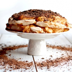 Layered Pavlova with Carmel Cream - Recipe photo by Martinus