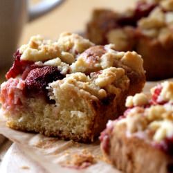 Crumble Cake with Strawberries - Recipe photo by Crispy Biscuits