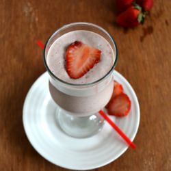 Strawberry Oats Milkshake - Recipe photo by Indian Khana