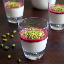 Rasberry and Pistachio Panna Cotta - Recipe photo by cahierdegourmandises