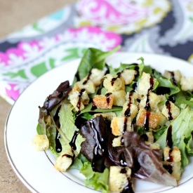 Homemade Garlic Seasoned Croutons - Recipe photo by ThePinningMama