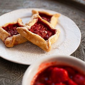 Strawberry Sauce Tartlets - Recipe photo by mookiesbaker