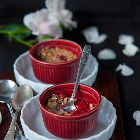 Vegan Mango Strawberry Crumble - Recipe photo by Andie
