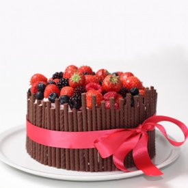 Festive Cake with Strawberry - Recipe photo by JudithsCakes