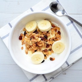 DIY Healthy Tropical Granola - Recipe photo by uitpaulineskeuken