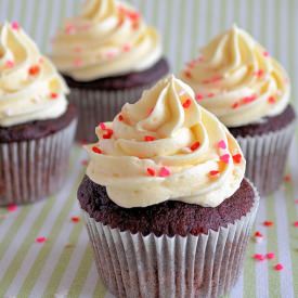 Red Velvet Cupcakes - Recipe photo by laurasbakery