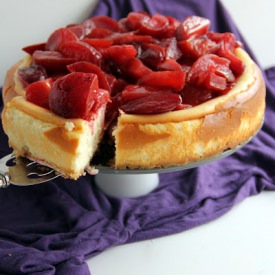Cheesecake with Stewed Plums - Recipe photo by danid320