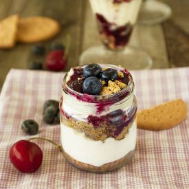 Cup Mascarpone with Cherries - Recipe photo by hechoenlapropriete