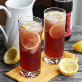 Sparkling Pomegranate Lemonade - Recipe photo by noyomoco