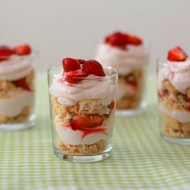 Summer Trifle - Recipe photo by Ellevild Madblog