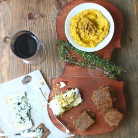 Crackers with Golden Beet Dip - Recipe photo by foodfashionparty