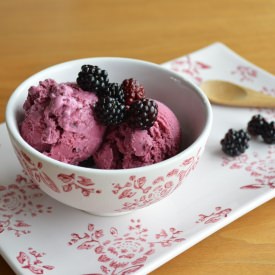 Blackberry-Yogurt Ice Cream - Recipe photo by bettyskitchen.nl