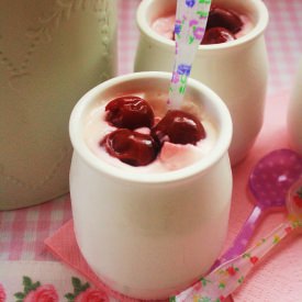 Frozen Yogurt with Cherry Coulis - Recipe photo by desirvientadas
