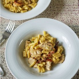 Bacon and Chicken Alfredo Pasta - Recipe photo by delicacious