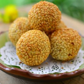 Jian Dui /Fried Glutinous Rice Ball - Recipe photo by throughthekitchendoor