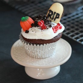 Graveyard Cupcakes for Halloween - Recipe photo by makinghomebase