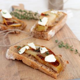 Crostini with Caramelized Pear - Recipe photo by Juliette_vE
