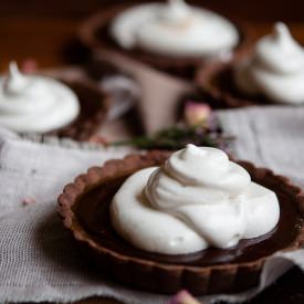 Salted Caramel S'more Tarts - Recipe photo by gourmantine