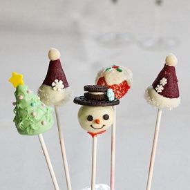 Christmas Cake Pops - Recipe photo by hannoah