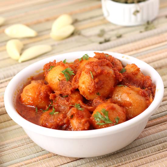 Spicy Baby Potatoes with Garlic - Recipe photo by foodviva