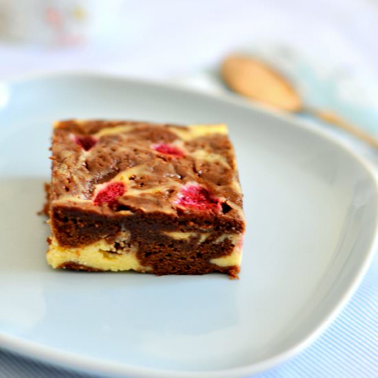 Raspberry Brownie Cheesecake - Recipe photo by PelinChef