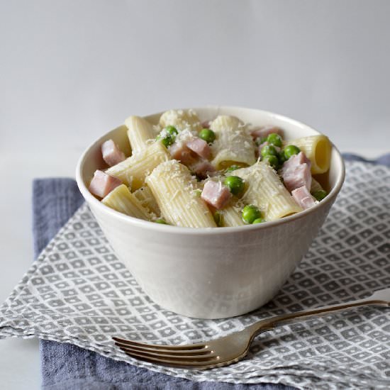 Rigatoni with Ham, Peas and Cream - Recipe photo by ManyKitchens.com
