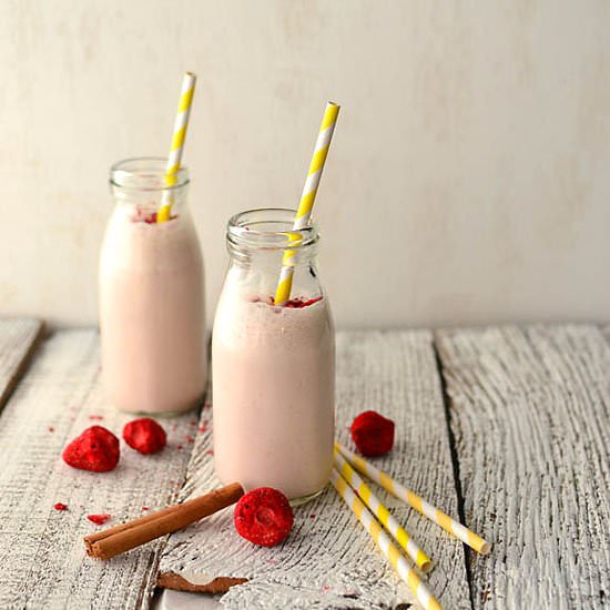 Strawberry Shortcake Smoothie - Recipe photo by msihua