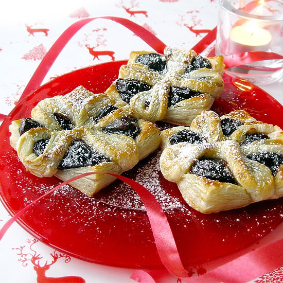 Flower Shaped Christmas Tarts - Recipe photo by Wonderland