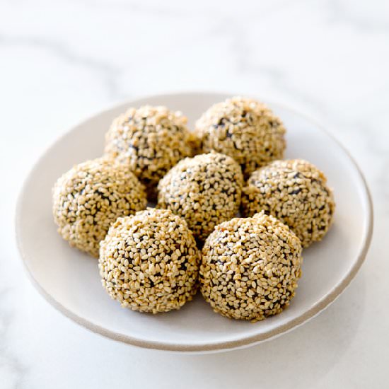 Superfood Bites - Recipe photo by a house in the hills
