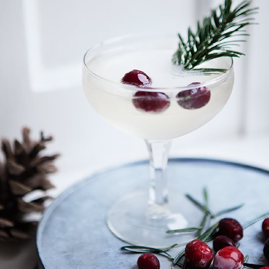 Christmas Cocktail - Recipe photo by ModernWifestyle