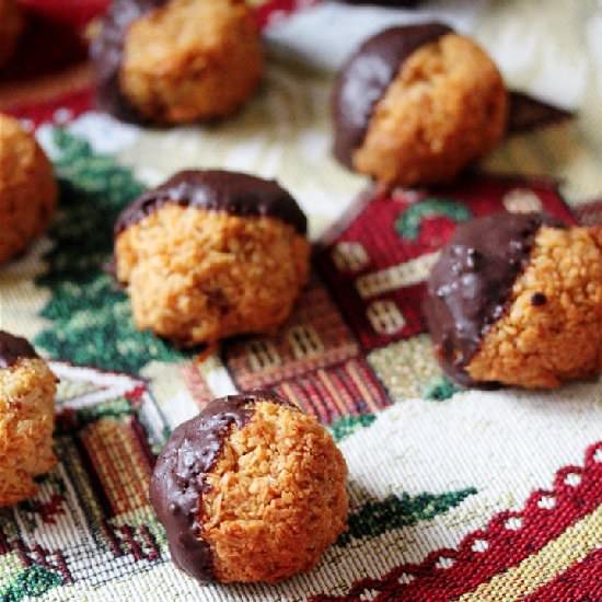 Vegan Chocolate Dipped Macaroons - Recipe photo by cicirose