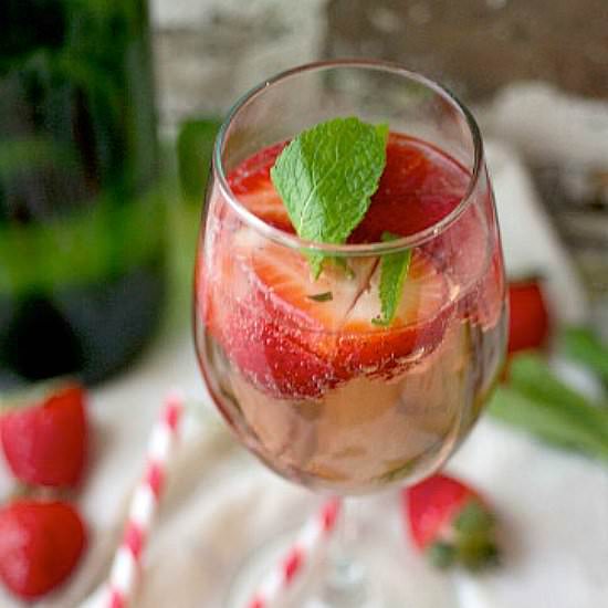 Champagne & Vodka Berry Cocktail - Recipe photo by SheKnows Food Editor