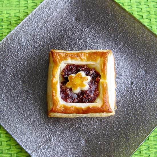 Tarts with jam, raisins & almonds - Recipe photo by Wonderland