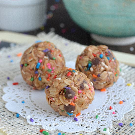 Skinny Peanut Butter Granola Bites - Recipe photo by BruCrewLife