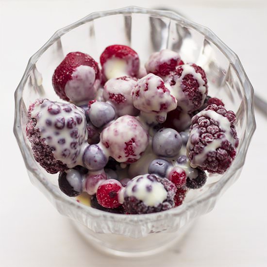 Berries with White Chocolate Sauce - Recipe photo by Aisha_zd
