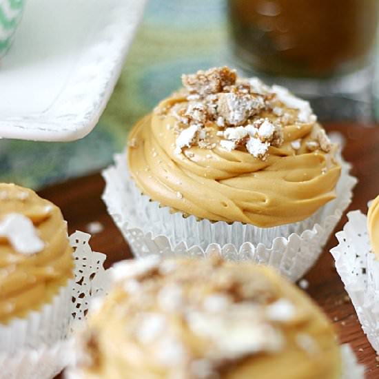White Chocolate Alfajor Cupcakes - Recipe photo by yummycrumble