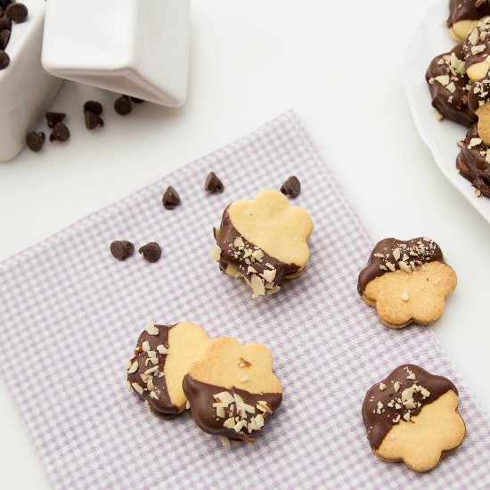 Dulce De Leche Sandwich Cookies - Recipe photo by momsdish