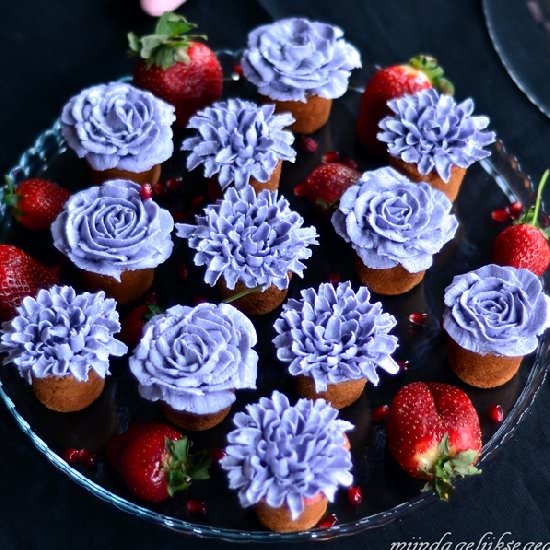 Vanilla Flower Cupcakes - Recipe photo by olgalina