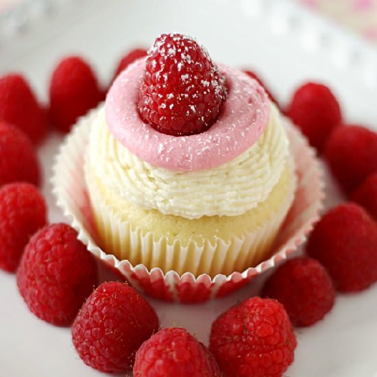 White Chocolate Raspberry Cupcakes - Recipe photo by yummycrumble