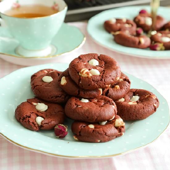 Red Velvet White Cho Chip Cookies - Recipe photo by Yi