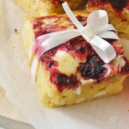 White Chocolate Raspberry Blondie - Recipe photo by myfoodpassion