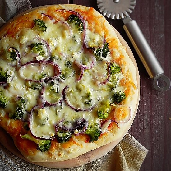 Pizza with broccoli and cheese - Recipe photo by miha