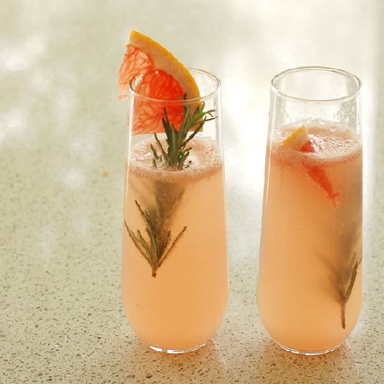 Slender Rosemary Grapefruit Fizz - Recipe photo by TheSlenderStudent